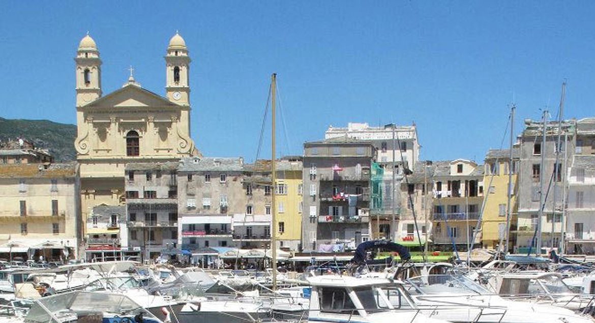 UNE MOBULA ÉGARÉE DANS LE PORT DE BASTIA